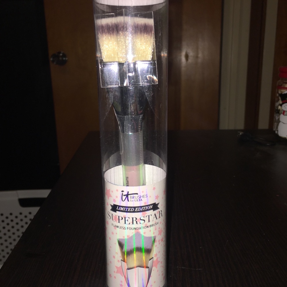 IT Cosmetic brush